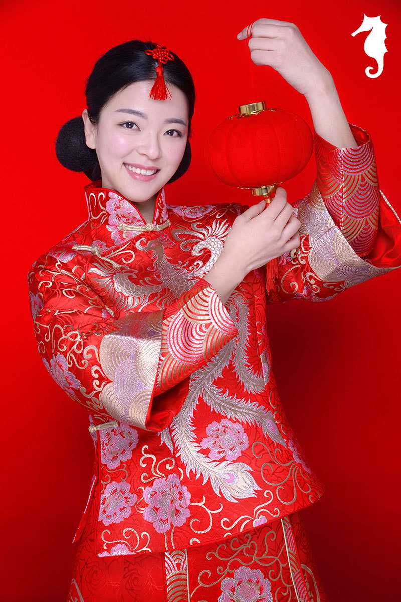 新春红运萌宝图鉴:穿唐装捧中国结的年味小仙女 小朋友身穿喜庆红装,对着镜头甜美微笑,眉眼弯弯神似知名女星,那一抹毫不设防的天真笑容就是新春最美的风景