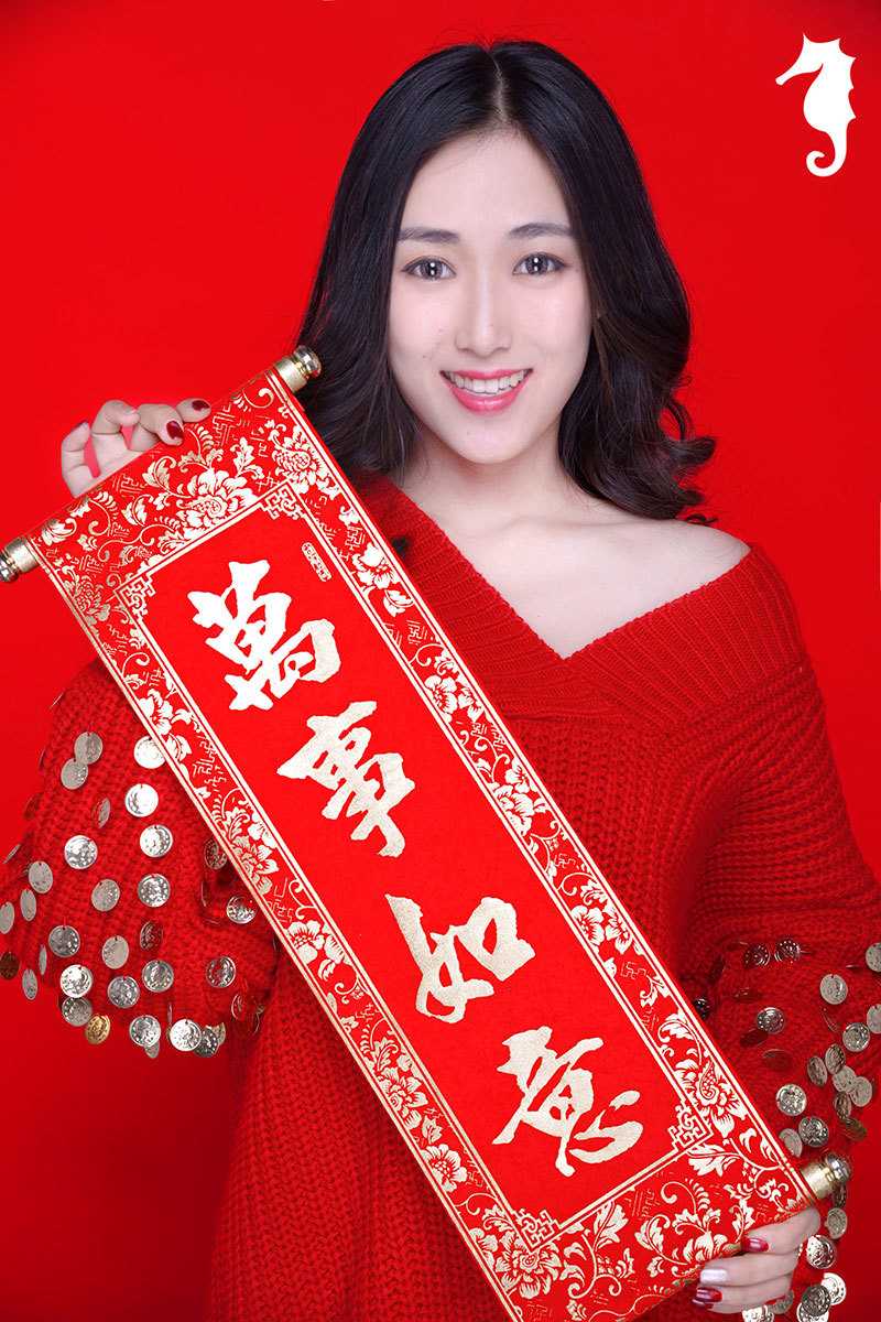 新春红运萌宝图鉴:穿唐装捧中国结的年味小仙女 小女孩手捧中国结凑近脸颊嘟嘴卖萌,圆圆的眼睛笑成两道月牙,红扑扑的脸蛋比身上的红装还要娇艳,俏皮又可爱