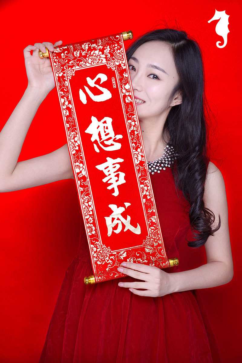 新春红运萌宝图鉴:穿唐装捧中国结的年味小仙女 清秀的宝贝双手高举起亲手编织的中国结,红绳间点缀着金色小铃铛,随着动作发出清脆声响,脸上写满了自豪与对新年的期待