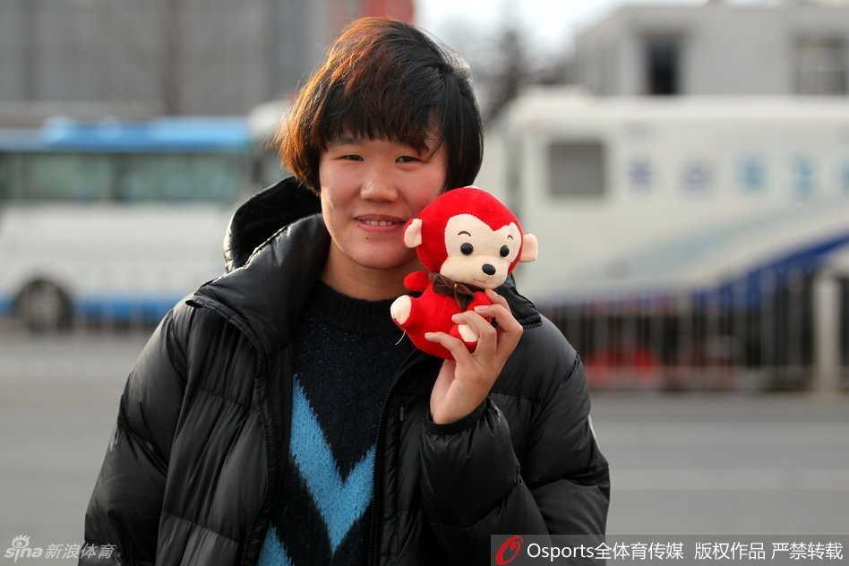 新春集结令:女篮姑娘大包小包赴京赶“烤” 只为里约奥运门票 中国女篮队员黄红玭抵达集训地,神情沉稳,作为内线球员她将在集训中承担重要任务。