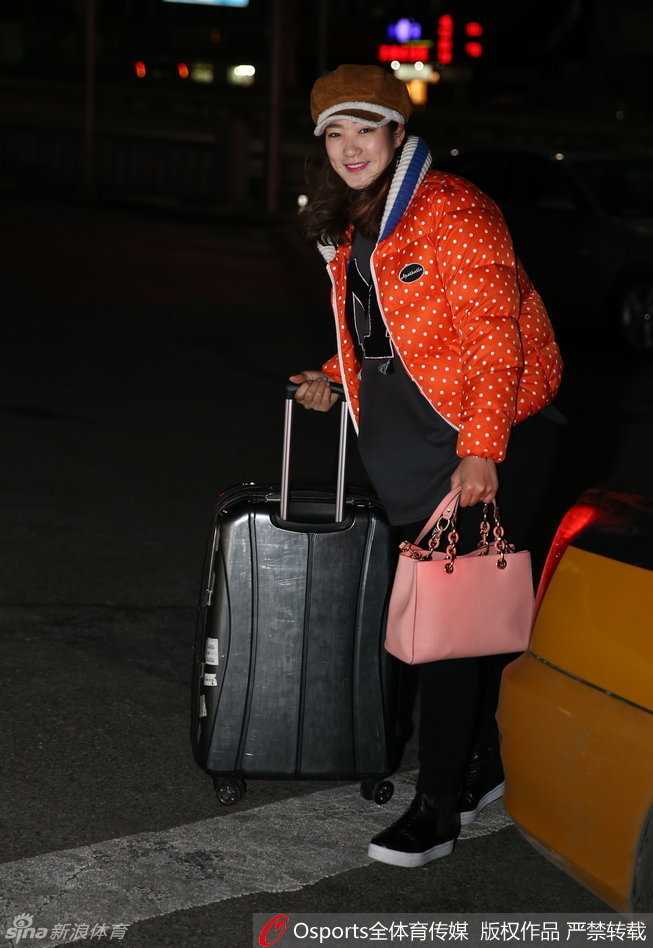 新春集结令:女篮姑娘大包小包赴京赶“烤” 只为里约奥运门票 陈晓佳手持孙悟空玩偶匆匆报到,笑容满面,为严肃的集训增添了猴年新春的喜庆气息。
