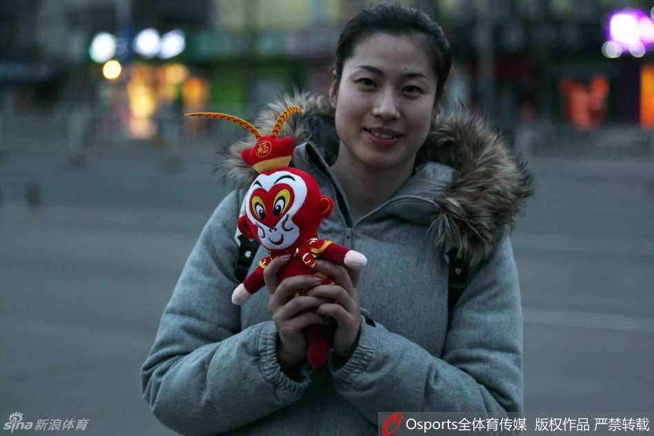 新春集结令:女篮姑娘大包小包赴京赶“烤” 只为里约奥运门票 中国女篮队员赵志芳面带灿烂笑容报到,眼神充满活力,展现了年轻球员的朝气。