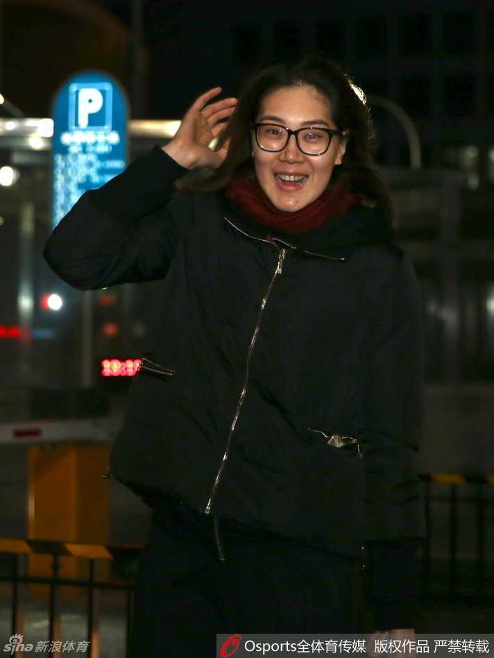 新春集结令:女篮姑娘大包小包赴京赶“烤” 只为里约奥运门票 中国女篮主教练汤姆·马赫与家人一同现身报到现场,神情轻松,家人陪伴让备战前夕充满温情。