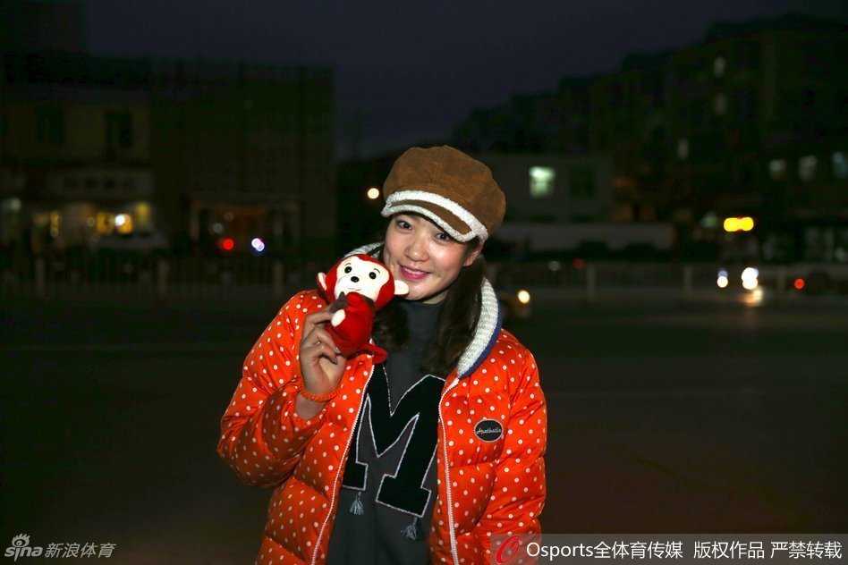新春集结令:女篮姑娘大包小包赴京赶“烤” 只为里约奥运门票 女篮队员李梦肩背手提多个行李包裹,在雪后抵京报到,眼神坚定地奔赴集训驻地。