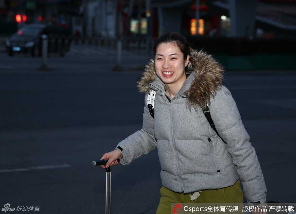 新春集结令:女篮姑娘大包小包赴京赶“烤” 只为里约奥运门票 马赫家人的随行抵达,展现出教练组团队背后稳固的家庭支持,氛围温馨和谐。