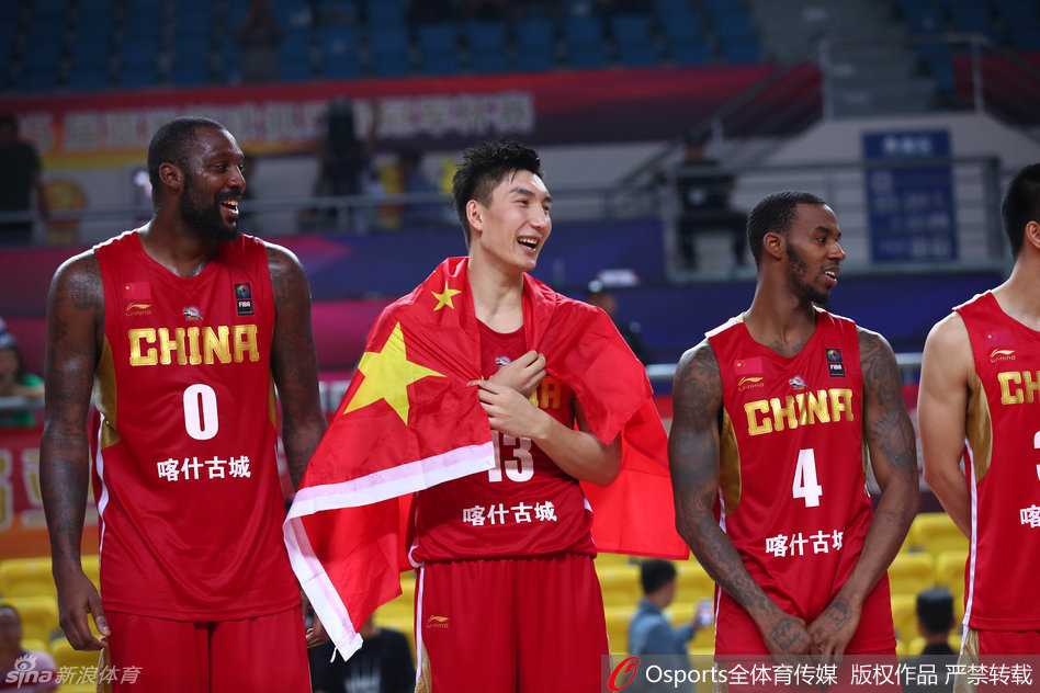 新疆男篮亚冠加冕,可兰白克高举奖杯映照亚洲之巅 外援布拉切在黎巴嫩队员的贴身紧防下,依然凭借强壮的身体和细腻的技术强行上篮,为球队稳住领先优势。