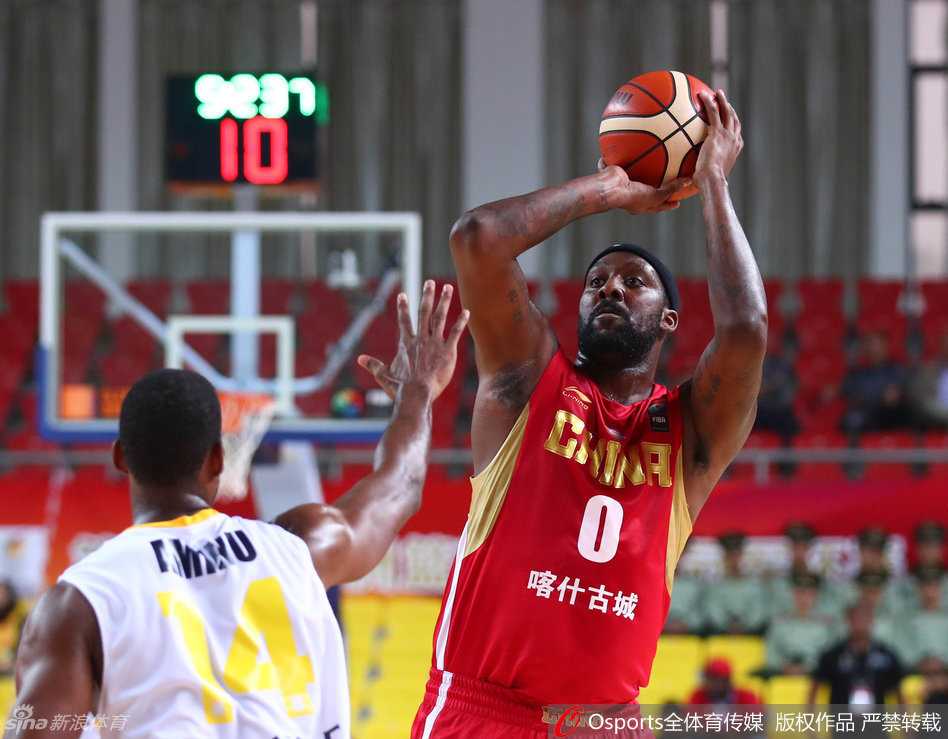 新疆男篮亚冠加冕,可兰白克高举奖杯映照亚洲之巅 可兰白克在决赛中如猎豹般敏捷,他持球强行突破黎巴嫩队两人的包夹防守,腾空而起完成了一次高难度的上篮。