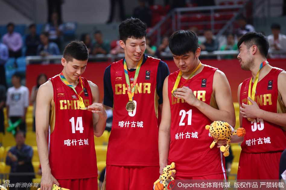 新疆男篮亚冠加冕,可兰白克高举奖杯映照亚洲之巅 周琦在面对伊朗高大中锋的防守时毫无惧色,他高高跃起,迎着防守人冷静地将球投出,长臂舒展宛如一道难以逾越的屏障。