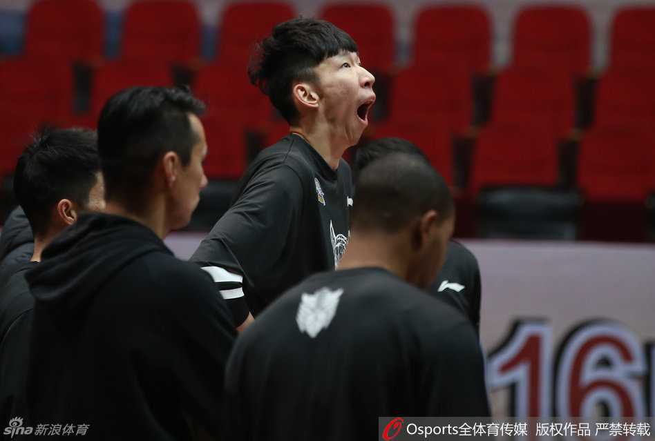 新疆男篮新春蓄力 周琦磨合待发剑指冠军 周琦略显疲惫仍在坚持训练,眼神中透露出坚定