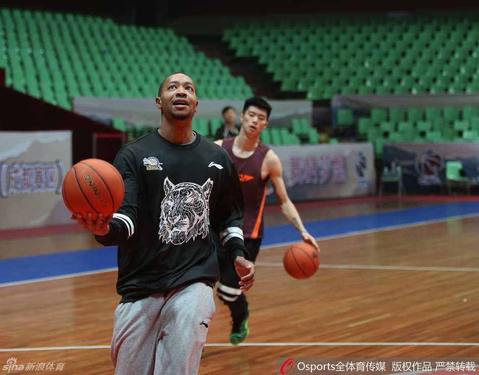 新疆男篮新春蓄力 周琦磨合待发剑指冠军 古德洛克一丝不苟进行热身训练,神情专注