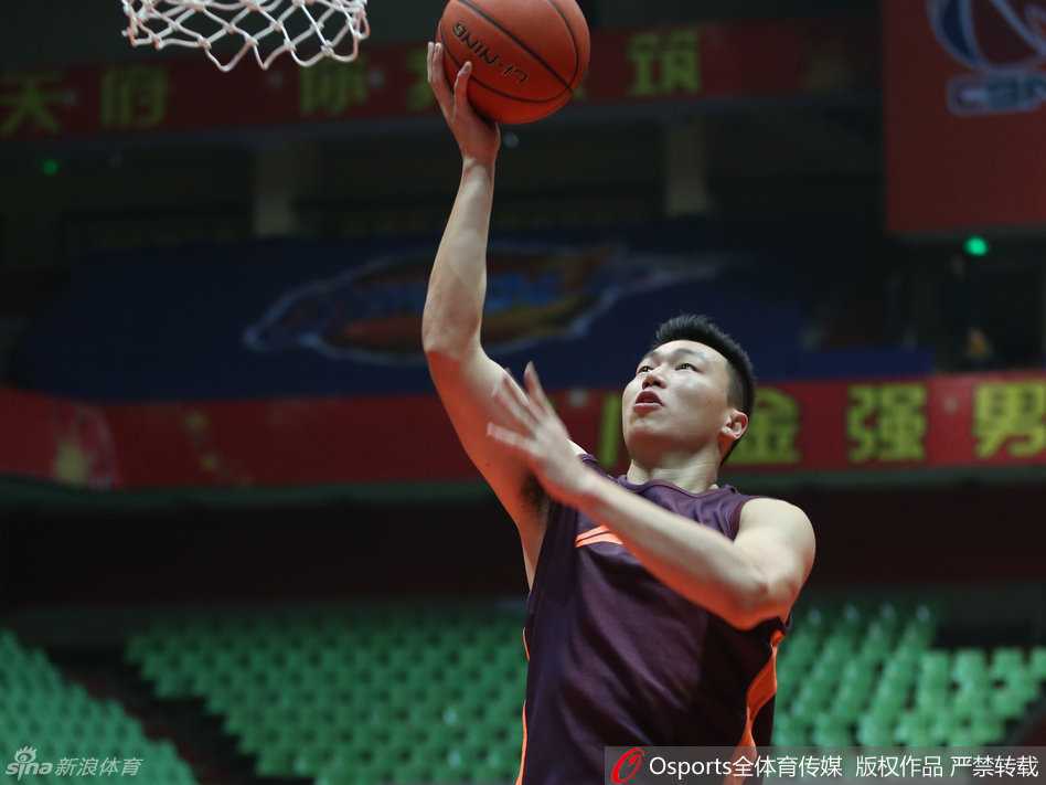 新疆男篮新春蓄力 周琦磨合待发剑指冠军 西热力江热身训练与队友认真交流战术