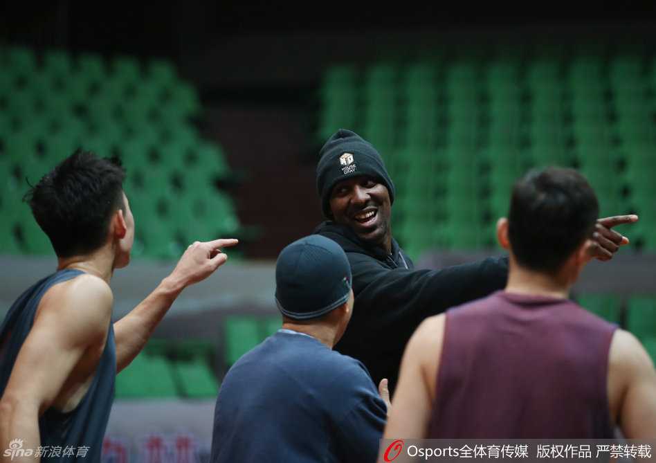 新疆男篮新春蓄力 周琦磨合待发剑指冠军 布莱切笑容灿烂心情大好,训练中展现轻松一面