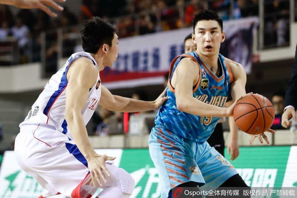 新疆男篮热血季:暴扣与肘击交织的激情岁月 李根犹如一辆重型坦克,用强壮的身体扛开防守球员,强行突进内线,展现出无与伦比的冲击力。