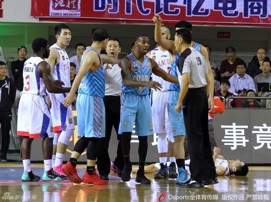 新疆男篮热血季:暴扣与肘击交织的激情岁月 罗旭东面对旧主毫不手软,他加速突破,轻盈地跃起,在空中对抗后将球抛向篮筐。