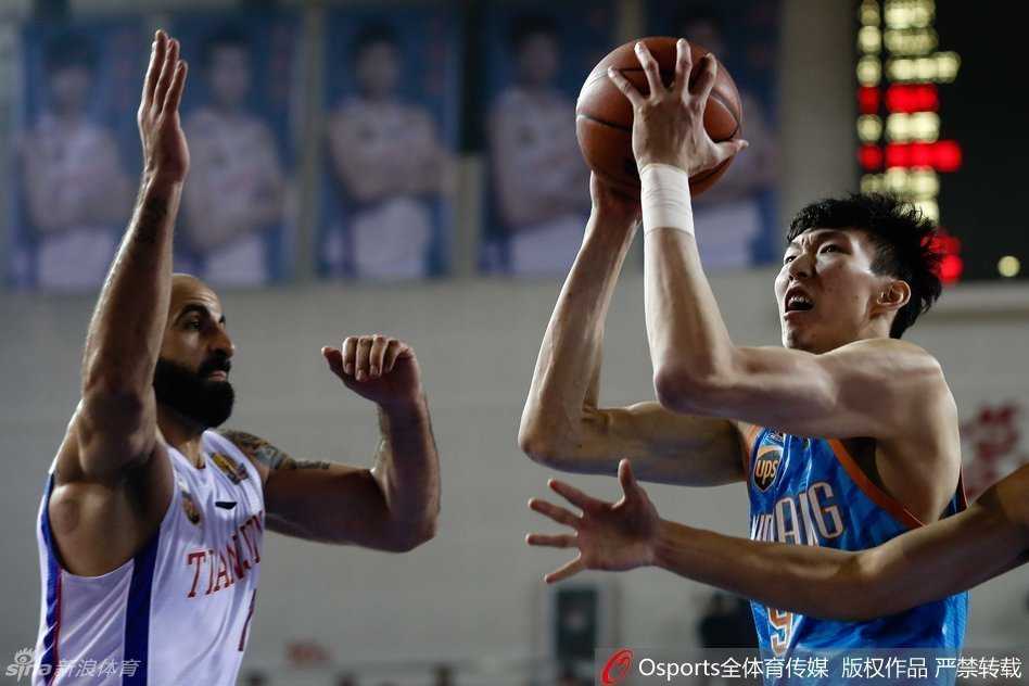 新疆男篮热血季:暴扣与肘击交织的激情岁月 西热力江与张骥在篮下卡位时手臂纠缠在一起,双方怒目而视,空气瞬间凝固,火药味十足。