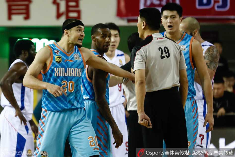 新疆男篮热血季:暴扣与肘击交织的激情岁月 裁判果断冲向事发地点,双手交叉做出取消比赛资格的手势,将西热力江与张骥双双罚出赛场。