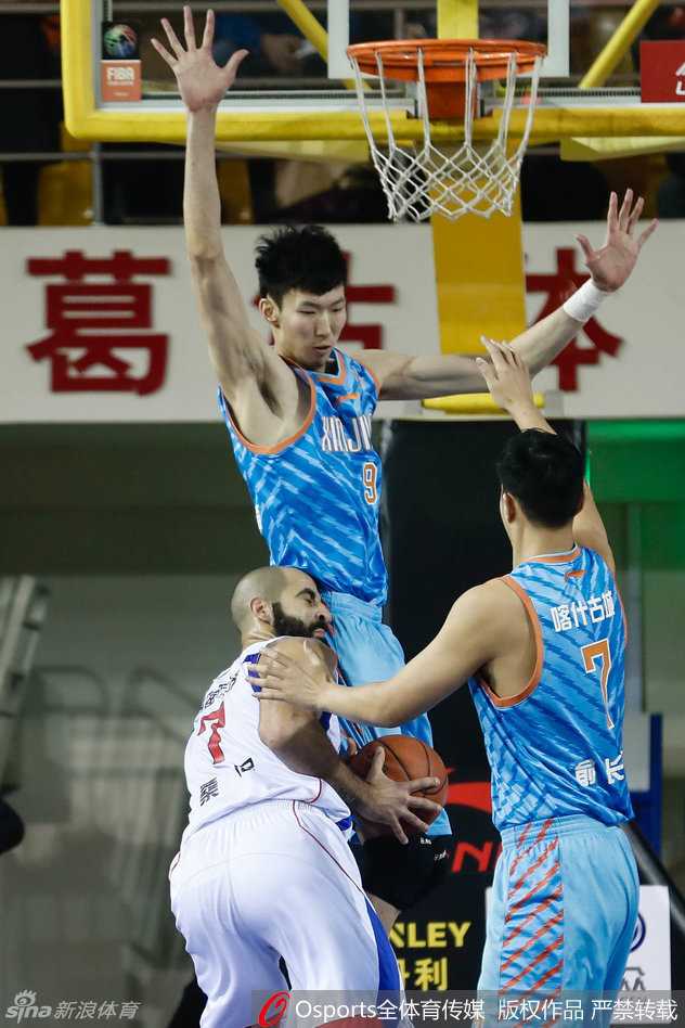 新疆男篮热血季:暴扣与肘击交织的激情岁月 可兰白克在底角接球,面对扑防而来的对手,他眼神坚毅,从容出手三分。