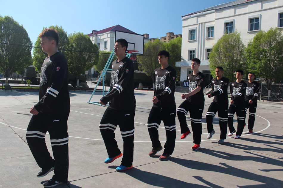 新疆飞虎军营淬火炼意志,全新阵容蓄力新赛季再出发 训练场上,新疆球员们正在进行队列会操,他们神情专注,步伐稳健。远处,主教练李秋平背负双手,静静观察着弟子们的一举一动,仿佛在审视一支即将踏上战场的军队。