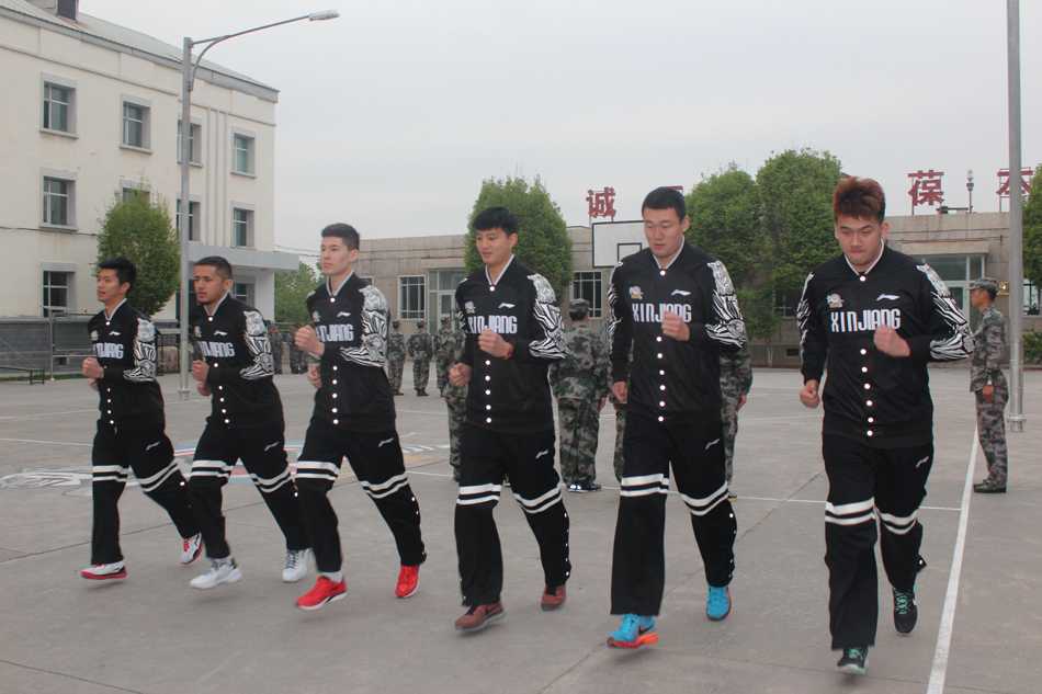 新疆飞虎军营淬火炼意志,全新阵容蓄力新赛季再出发 夕阳西下,结束了一天军训和篮球训练的新疆队员们,踏着整齐的步伐再次返回军营。金色的余晖拉长了他们的身影,这支“飞虎军团”正通过军营的锤炼,为新赛季的腾飞积蓄着力量。