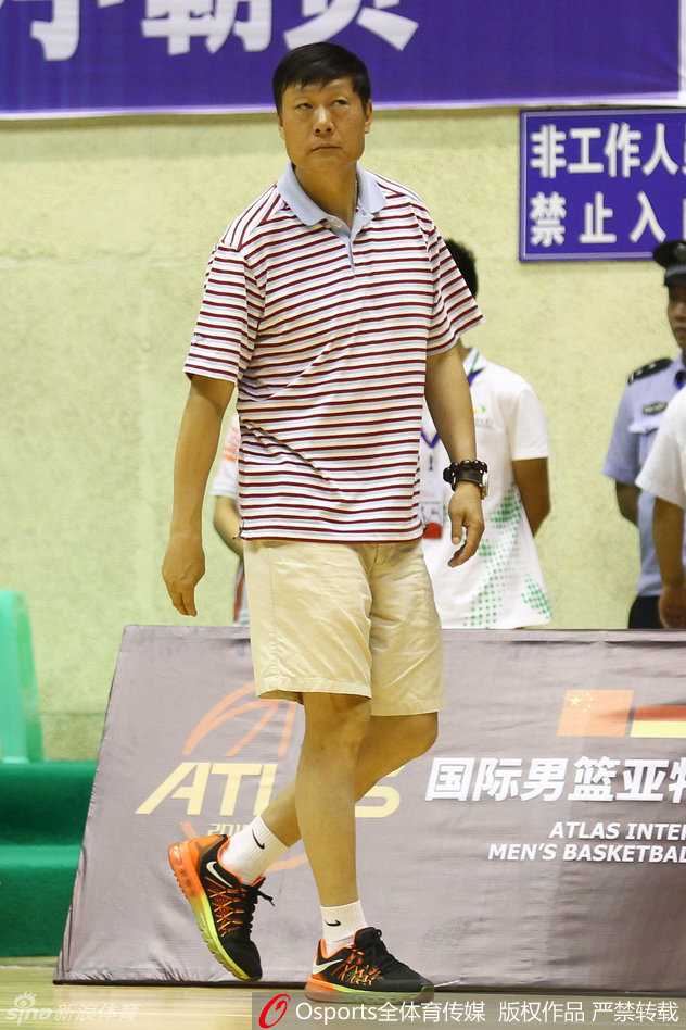 新疆飞虎夏训记:茅台雨夜中的篮球热血 身披白色战袍的西热力江像一团燃烧的火焰,他运球强行突破,即便面对两人的合围包夹也毫无惧色,空中身体扭曲成一张弓,却依然将球坚定地抛向篮筐。