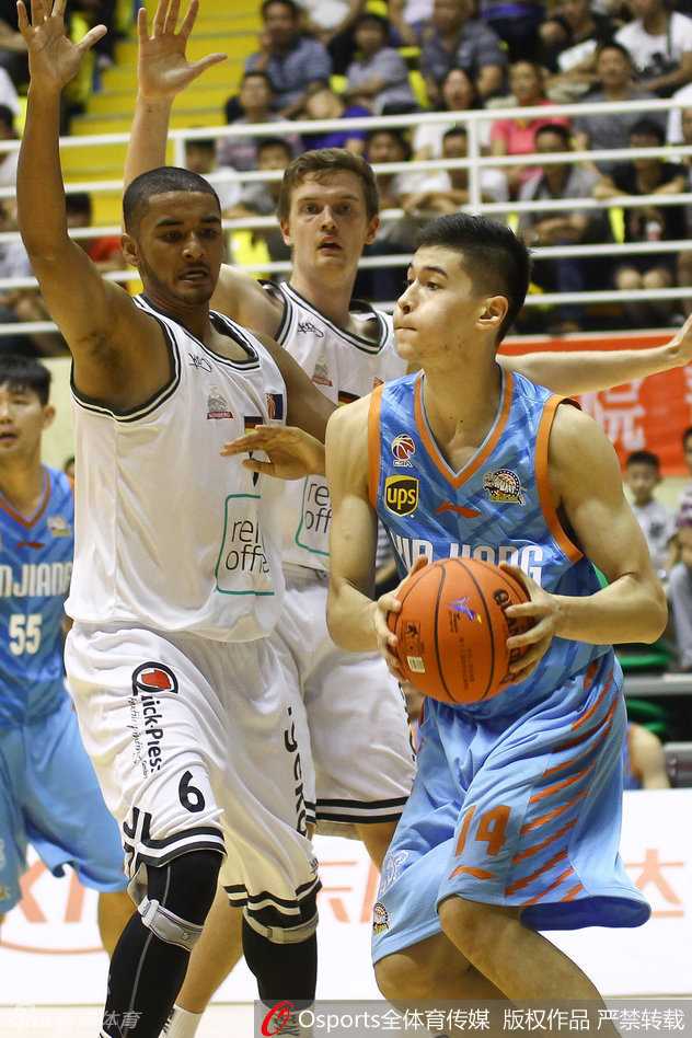 新疆飞虎夏训记:茅台雨夜中的篮球热血 孙桐林持球佯装投篮,防守人重心瞬间被晃起,他敏捷地压低身子,一个箭步运球突破,球衣在风中猎猎作响,动作衔接行云流水般丝滑。