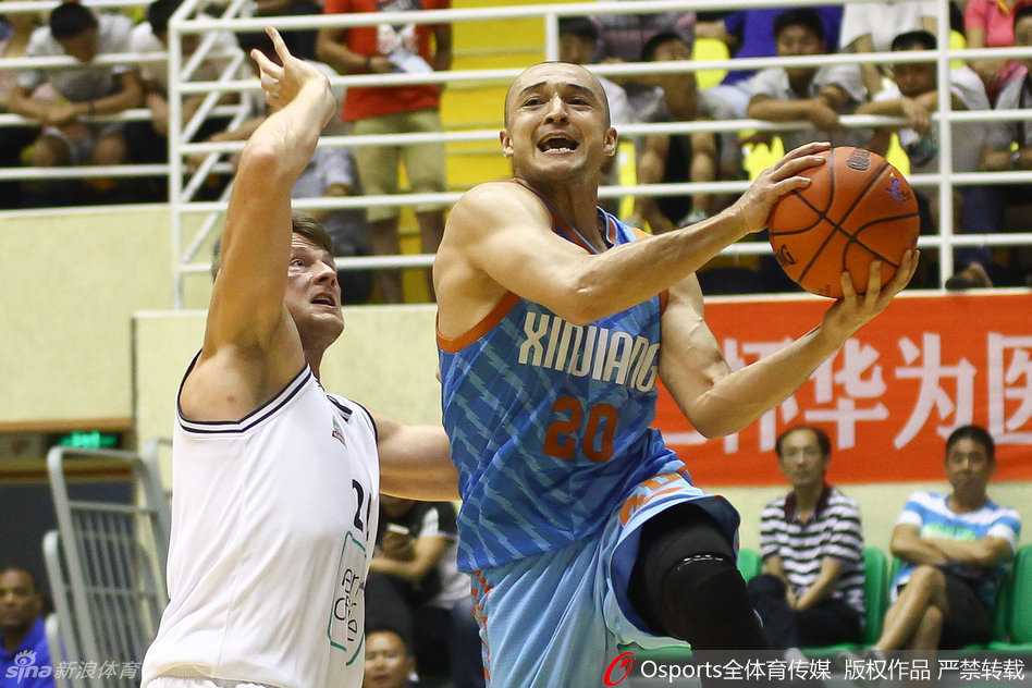 新疆飞虎夏训记:茅台雨夜中的篮球热血 年轻后卫王子瑞像一匹快马,在防守反击中高速持球推进,眼睛像雷达般扫描前场,寻找着最佳的传球线路,准备随时发动致命一传。