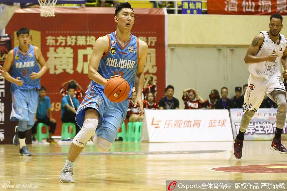 新疆飞虎夏训记:茅台雨夜中的篮球热血 新疆锋线尖刀可兰白克在反击中高高跃起,眼神如鹰隼般锐利,手中的篮球仿佛凝聚了全场的光线,即将划过一道完美的弧线坠入网窝。