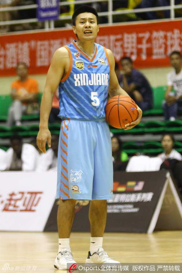 新疆飞虎夏训记:茅台雨夜中的篮球热血 年轻的阿不都沙拉木在德国战车的内线腹地强硬要位,接球后他利用灵活的脚步转身抹入篮下,面对长人如林的防线,他像弹簧人般腾空而起,完成一次精彩的终结。