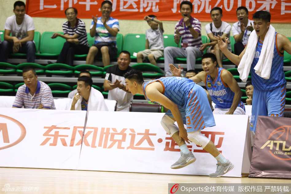 新疆飞虎夏训记:茅台雨夜中的篮球热血 内线屏障孙鸣阳半蹲着马步,张开双臂像一堵移动的城墙,他死死地卡住进攻球员的位置,肌肉线条在对抗中绷得棱角分明,用身躯捍卫着禁区尊严。