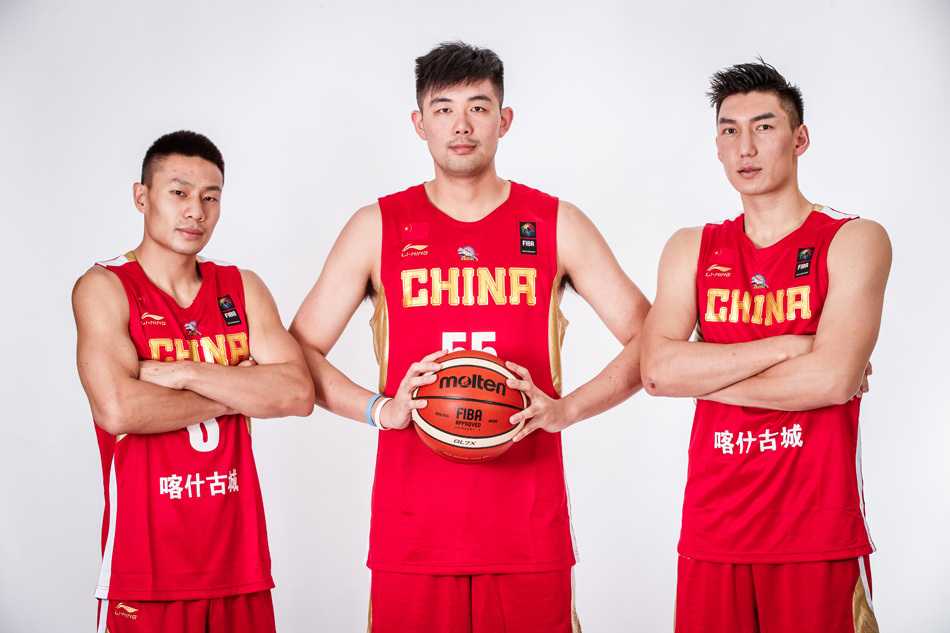 新疆飞虎披挂中国红战袍出征亚冠杯 亚当斯身穿红色战袍在对手的严防死守下依然从容控球,眼神犀利地寻找着队友,他灵动的突破是撕裂对手防线的关键利刃。