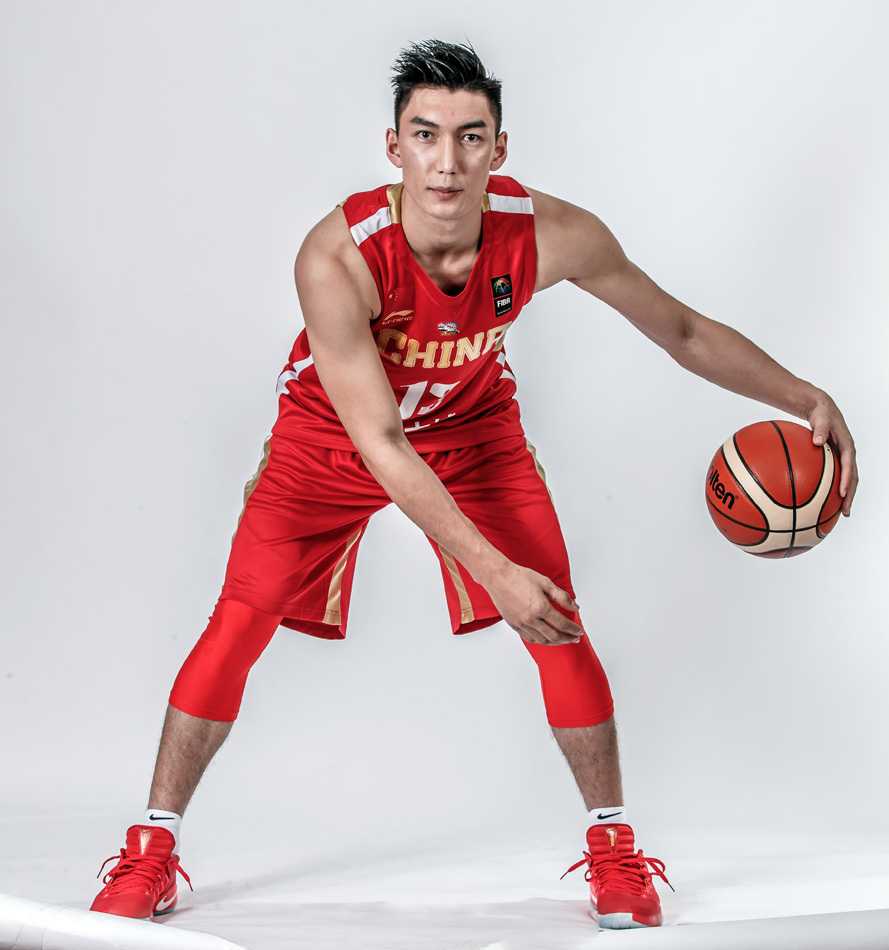 新疆飞虎披挂中国红战袍出征亚冠杯 布拉切身穿那件见证辉煌的红色战袍,面对防守球员灵活转身准备突破,尽管身形圆润但步伐依旧灵活,眼中充满对胜利的无限渴望。