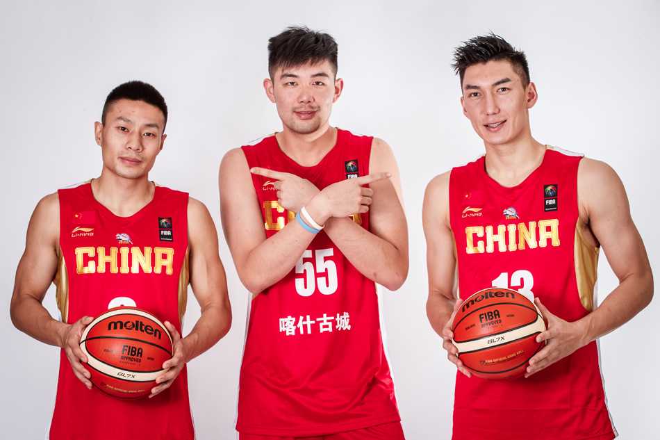 新疆飞虎披挂中国红战袍出征亚冠杯 内线支柱周琦在红色球衣的映衬下高高跃起,张开双臂试图封盖对手的投篮,那巨大的防守覆盖面让对手感受到窒息的压力。