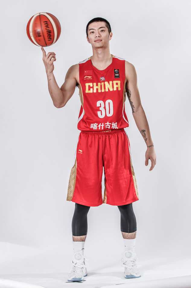 新疆飞虎披挂中国红战袍出征亚冠杯 夺冠后的新疆队全体成员在领奖台上共同托起冠军奖杯,金色的奖杯与鲜艳的红色球衣交相辉映,记录下这属于中国篮球的荣耀时刻。