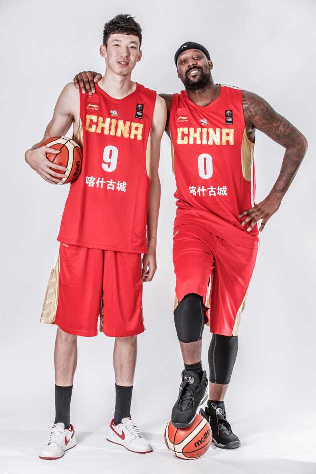 新疆飞虎披挂中国红战袍出征亚冠杯 队长可兰白克·马坎身着中国红战袍,在边线运球突破,他坚定的目光和紧绷的肌肉线条,展现出一位领袖在关键时刻的责任与担当。