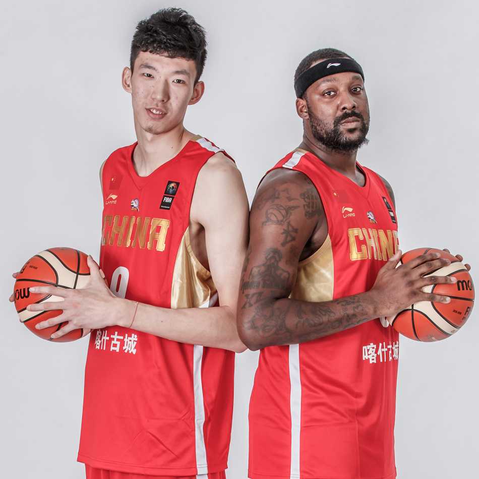 新疆飞虎披挂中国红战袍出征亚冠杯 新疆男篮队员们围成一圈,红色的战袍如同燃烧的火焰,在郴州体育馆的地板上映出必胜的决心,准备登场释放能量。