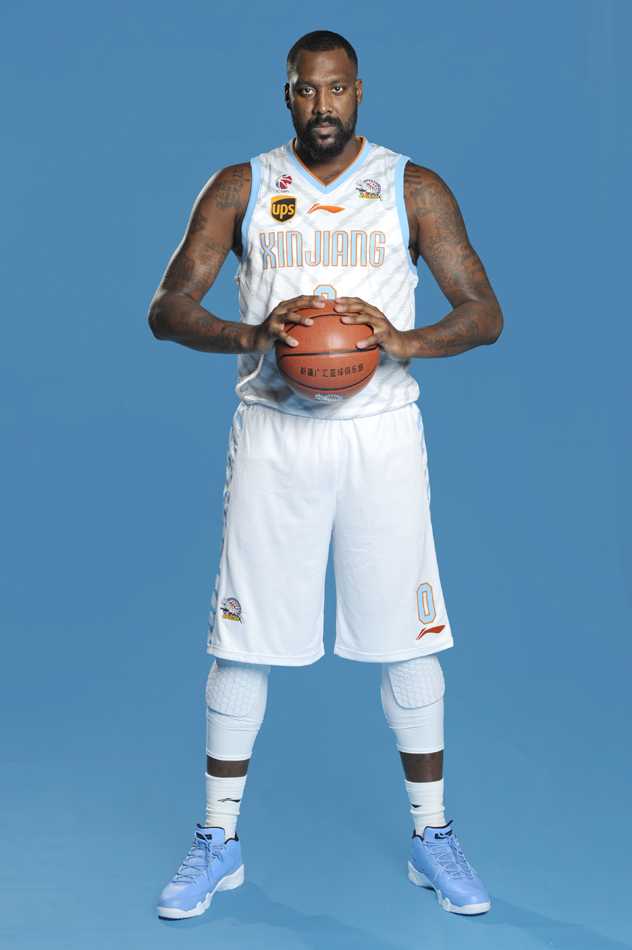 新疆飞虎群英谱:那些不长肉的真巨头与他们的冠军拼图 人肉坦克李根在赛场上咧着嘴笑得像个孩子,这纯真的笑容背后,是他在内线翻江倒海的统治力。