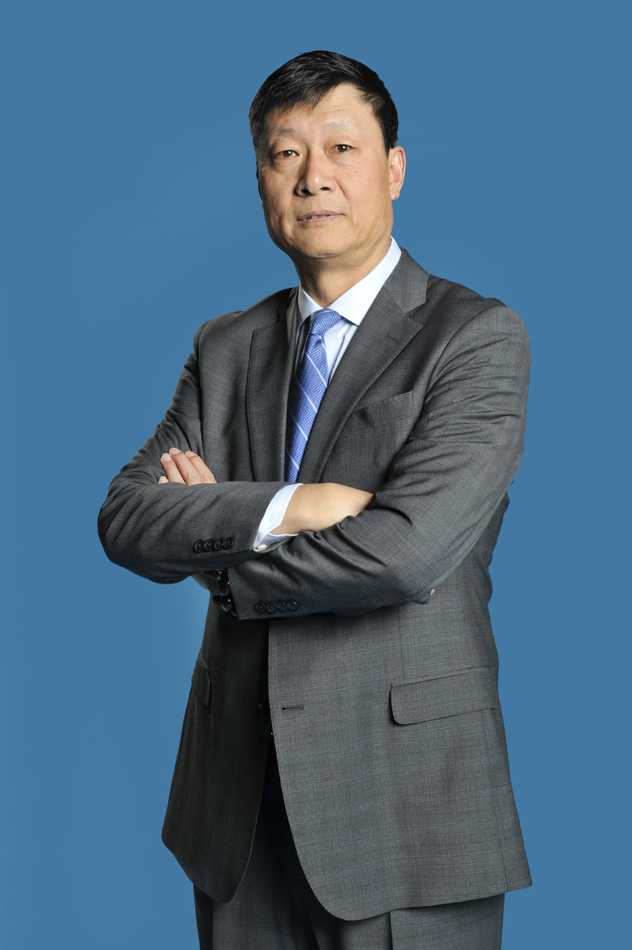 新疆飞虎群英谱:那些不长肉的真巨头与他们的冠军拼图 唐才育、王政博、王子瑞三位小将并肩而立,眼神清澈而坚定,他们是新疆飞虎当时最鲜活的血液,代表着球队的传承与希望。