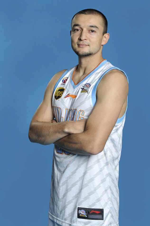 新疆飞虎群英谱:那些不长肉的真巨头与他们的冠军拼图 西热力江张着大嘴,眼神如鹰隼般犀利,仿佛正在对对手喷着最狠的垃圾话,这经典的“大摸”表情,是他防守悍将的最佳注脚。