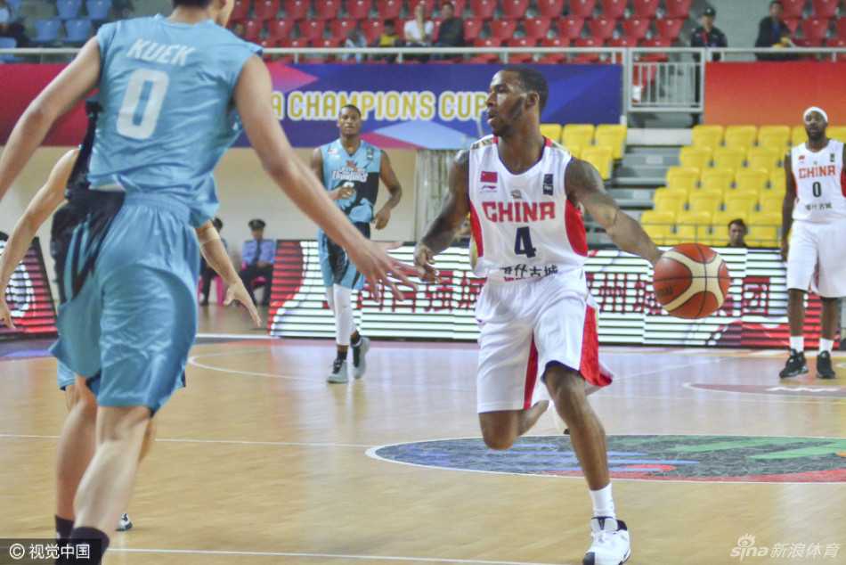 新疆飞虎郴州亮剑,亚冠杯上演得分狂潮 李根在三人合围之下强行突破,肌肉的碰撞仿佛就在眼前,他用强悍的身体扛开防守人,手臂高举,篮球即将离开指尖飞向篮筐。