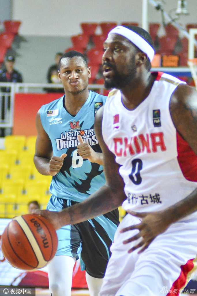 新疆飞虎郴州亮剑,亚冠杯上演得分狂潮 小外援亚当斯如一道闪电撕破马来西亚队的防线,他高速运球推进,眼神余光紧盯着队友的跑位,随时准备送出致命的传球。