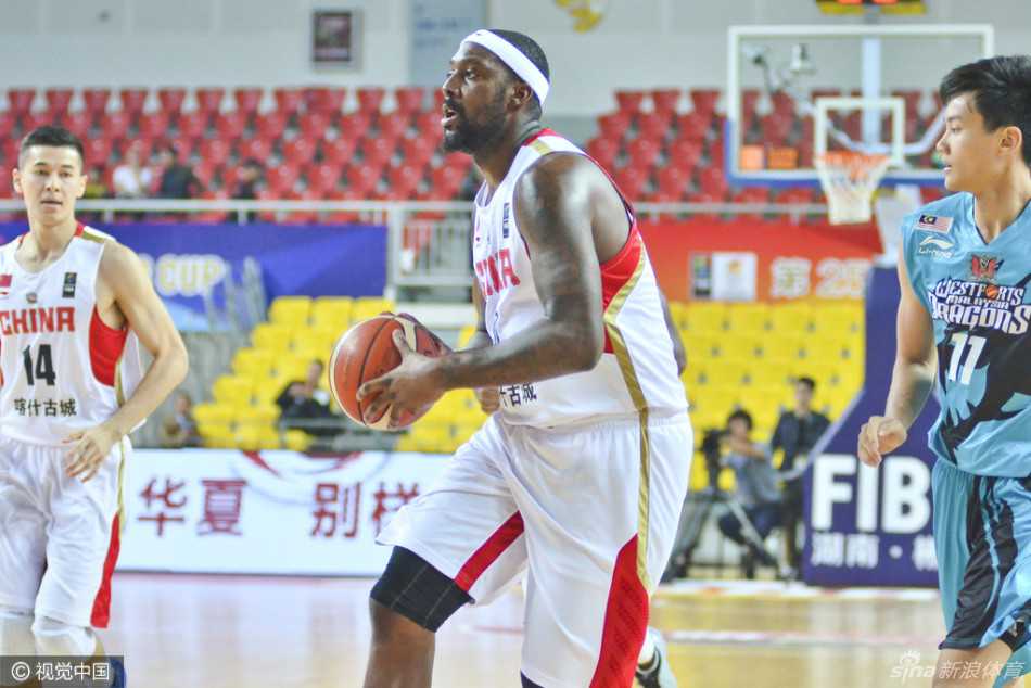 新疆飞虎郴州亮剑,亚冠杯上演得分狂潮 巨人布拉切在内线轻松拿球,面对马来西亚队员的防守,他庞大的身躯就像一堵移动的高墙,眼神中透露着绝对的自信与统治力。