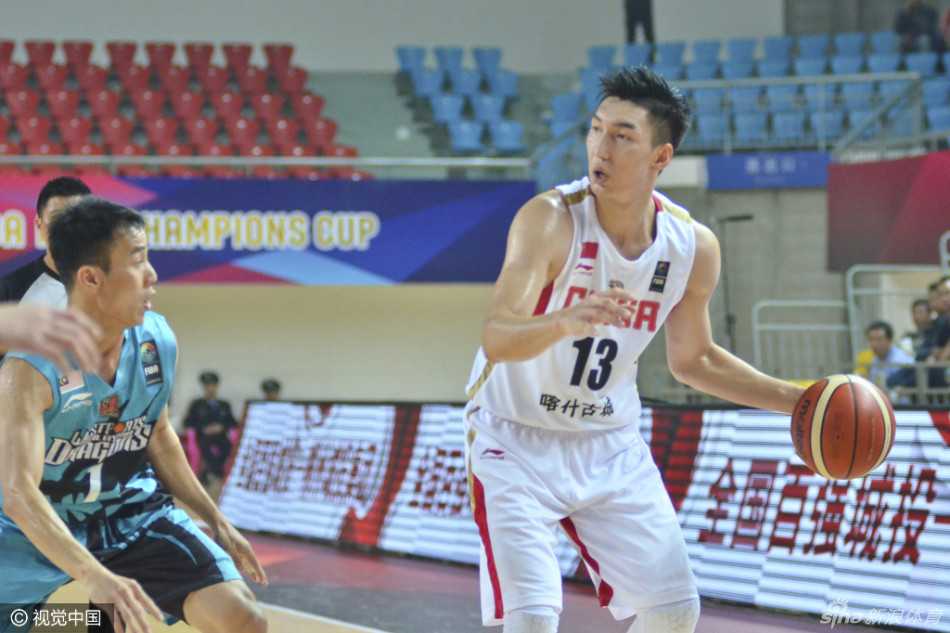 新疆飞虎郴州亮剑,亚冠杯上演得分狂潮 周琦面对防守悍然持球,他修长的身形在场上格外醒目,利用身高臂长的优势高举高打,手腕轻柔一抖,篮球划出一道优美的弧线飞向篮筐。