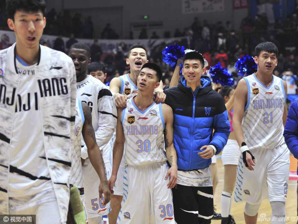 新疆飞虎青春风暴横扫吉林 周琦平纪录王子瑞一夜成名 新疆队后卫王子瑞面对吉林队防守悍将,毫无惧色地持球加速突破,他眼神坚毅,步伐矫健,誓要撕裂对手的防线。