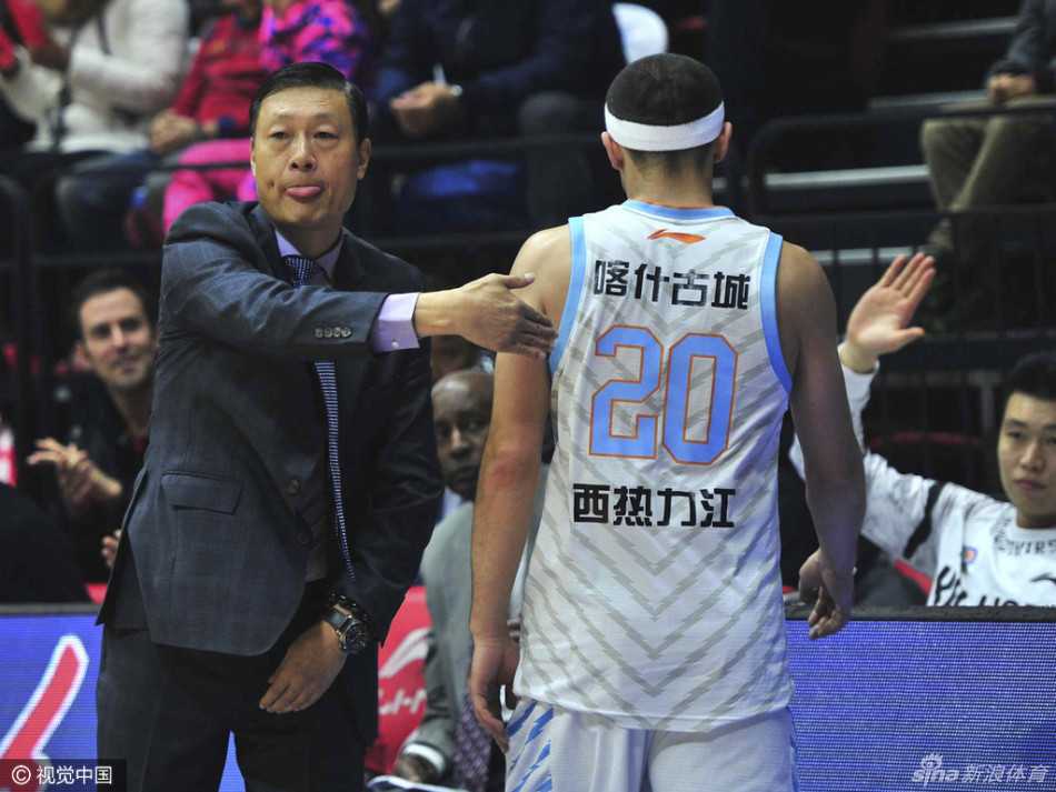 新疆飞虎青春风暴横扫吉林 周琦平纪录王子瑞一夜成名 新疆队新援本蒂尔在场上展现柔和手感,他面框运球后准备跳投,尽管与球队磨合尚浅,但个人能力已初见端倪。