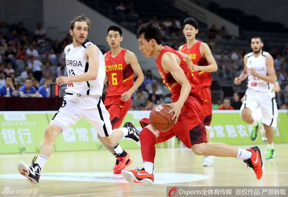 新虎王崔晋铭的篮球江湖 左朕年高高跃起跳投出手,防守球员飞身封盖却已鞭长莫及