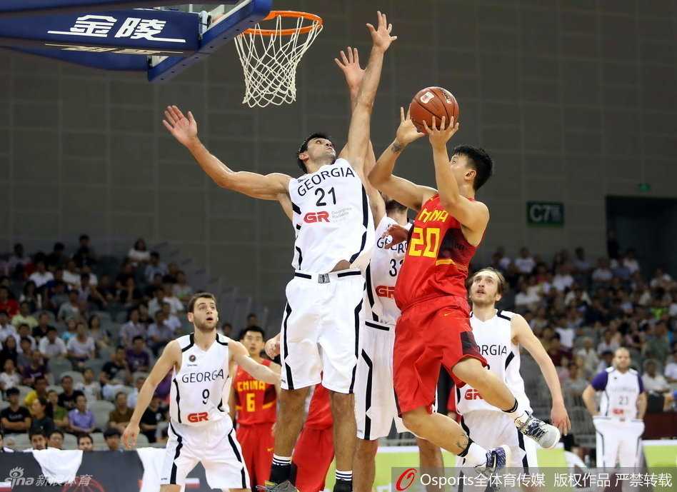 新虎王崔晋铭的篮球江湖 年轻球员在场上奋力拼抢,青春的力量在篮下肆意绽放