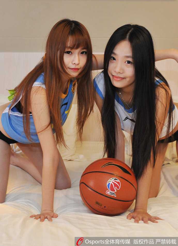 新赛季烽烟再起,篮球宝贝热舞点燃京城之夜 幕后精心装扮,宝贝凝视镜中的自己,眼神坚定而充满期待,静候着出场指令。