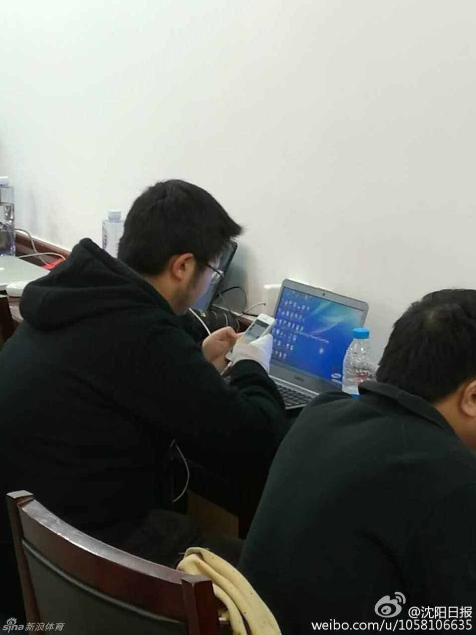 无声的绷带,喧嚣的赛场:回望CBA总决赛那场“手缠绷带”的无声抗议 四川记者们聚在一起,用缠着绷带的手举起手机进行拍摄。镜头聚焦之处,是即将展开生死战的赛场。绷带在闪光灯下若隐若现,成为这场体育盛宴中一道独特的人文风景线。