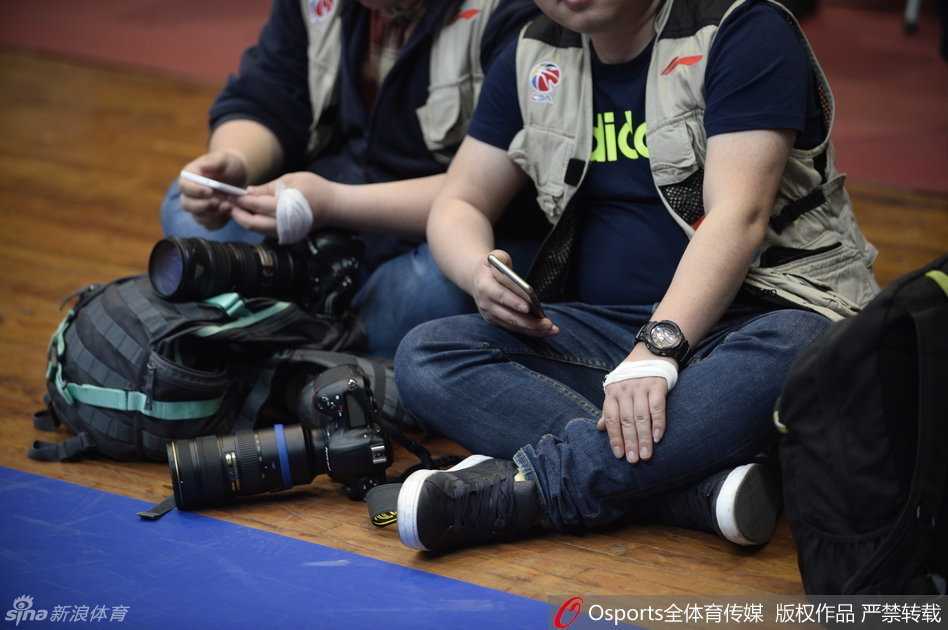 无声的绷带,喧嚣的赛场:回望CBA总决赛那场“手缠绷带”的无声抗议 一名四川记者微笑着展示自己缠着绷带的手腕,身旁的同行们同样如此,他们围坐在一起交流,绷带无声地串联起一种微妙的默契,将赛场外的暗流涌动带入到紧张的赛前氛围中。