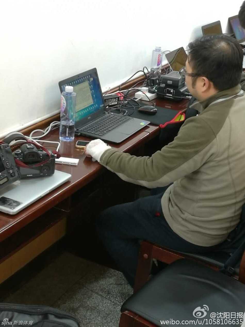 无声的绷带,喧嚣的赛场:回望CBA总决赛那场“手缠绷带”的无声抗议 一位女记者正用缠着绷带的手指向电脑屏幕,似乎在与同事讨论稿件。白色的绷带与她专注工作的神情形成鲜明对比,仿佛在说:无论场外有多少纷扰,报道真相的手永远不会停歇。